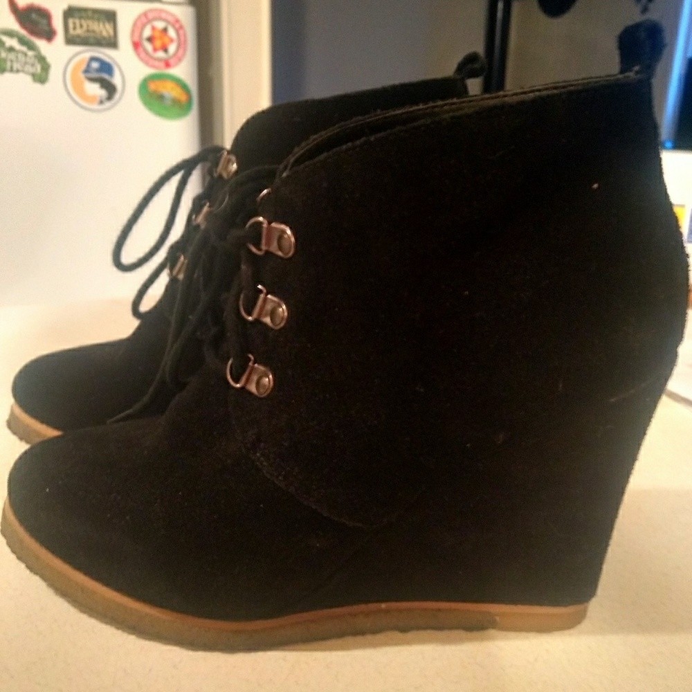 Steve Madden black leather wedge bootie 8